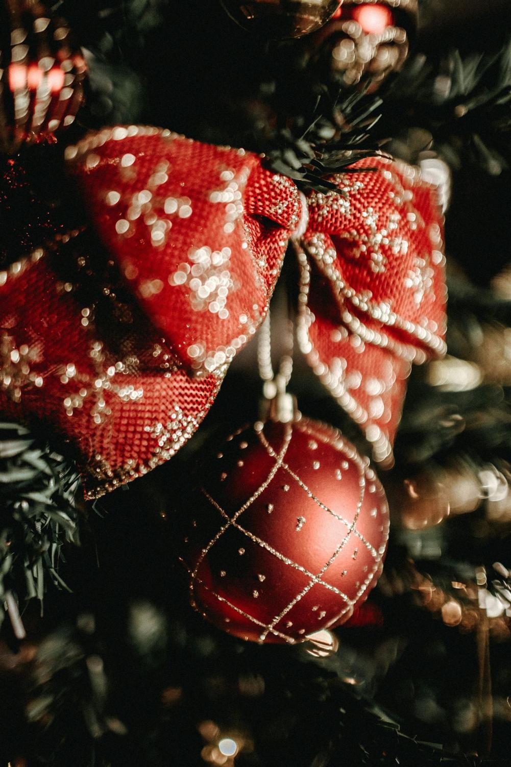 Nahaufnahmefotografie Eines Roten Und Goldenen Bogens, Der An Einem Weihnachtsbaum Hängt